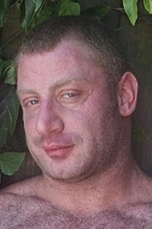 Christian Luke interpretando a