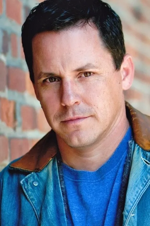 Christian Lyon interpretando a Aron