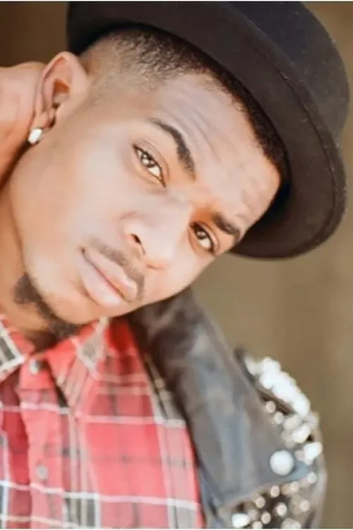 Christian Owens interpretando a Self