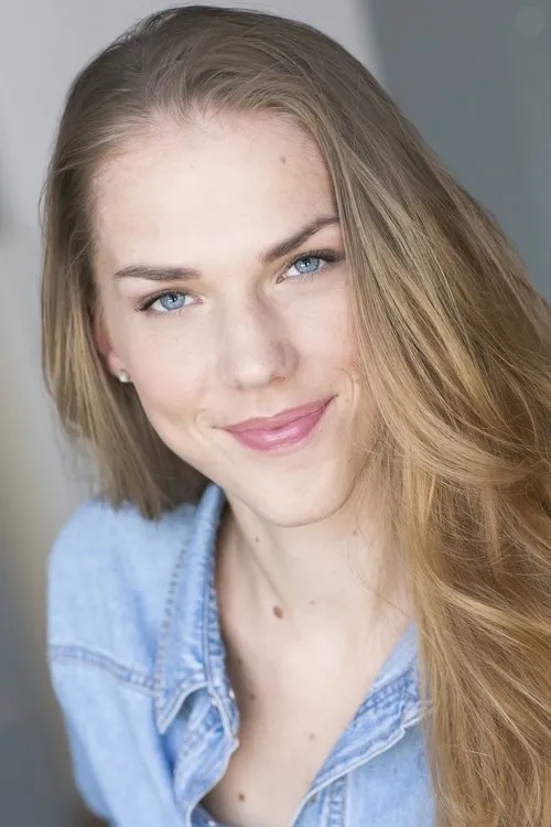 Christin Muuli interpretando a Anika Mills