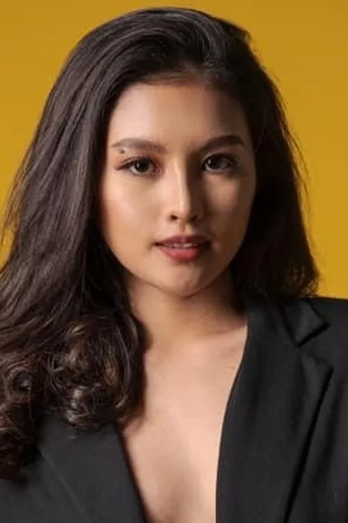 Christine Bermas interpretando a Shiela