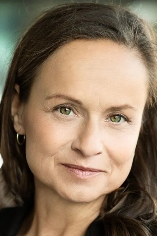 Christine Kutschera interpretando a Cashier