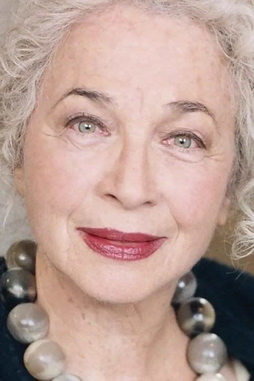 Christine Ostermayer interpretando a Frau Hutter