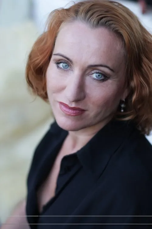 Christine Rothacker interpretando a Tina