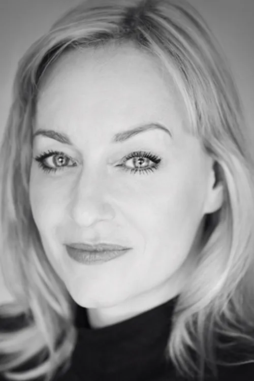 Christine Tremarco — personaje: Katherine Mackintosh