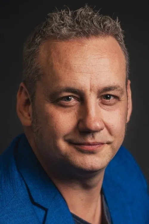 Christoffer Weiss interpretando a Allan Finholm