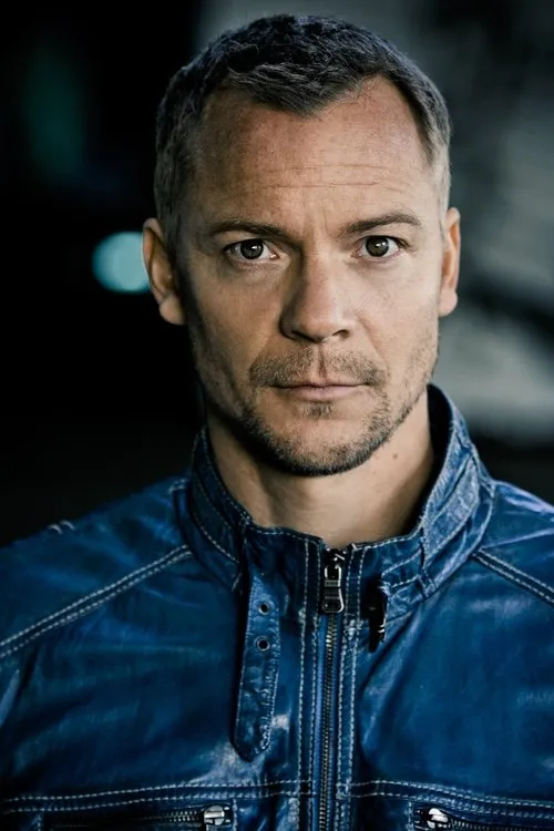 Christoph von Friedl interpretando a Marc Combe/Johnny Lexington