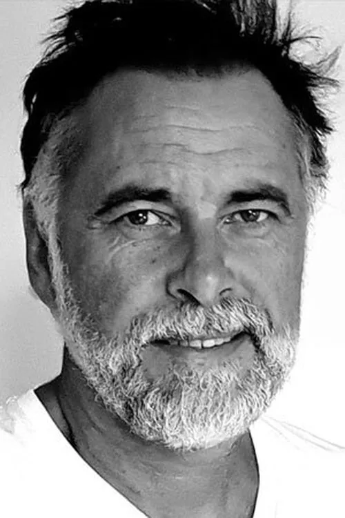 Christophe Laubion interpretando a Dédé