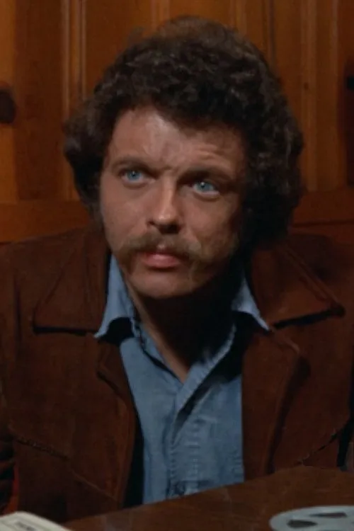 Christopher Augustine interpretando a Mark