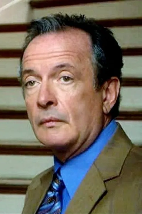 Christopher Bondy interpretando a Frank Chorney