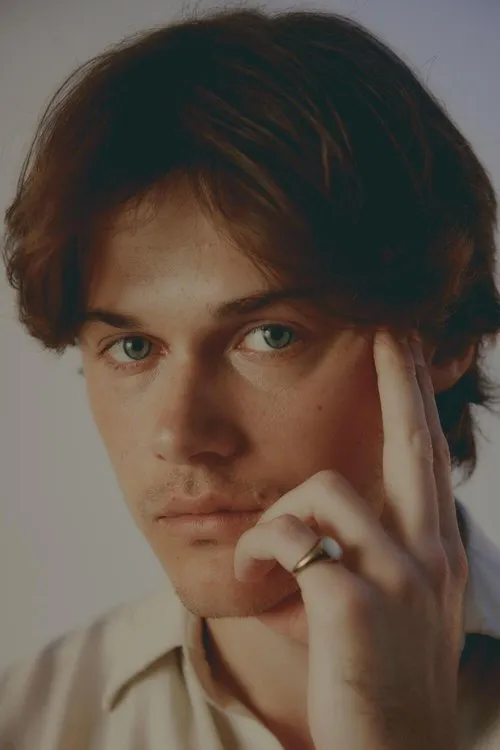 Christopher Briney interpretando a James