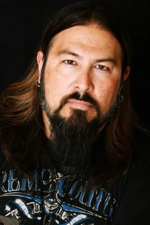 Christopher C. Romero interpretando a Chief Tocho