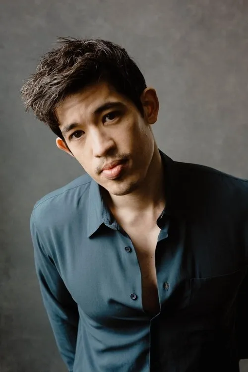 Christopher Chung interpretando a C2