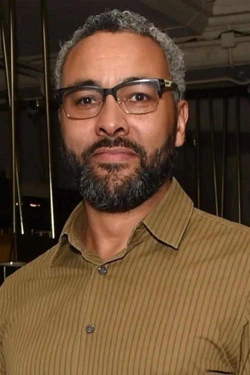 Christopher Colquhoun interpretando a Dr. Bale