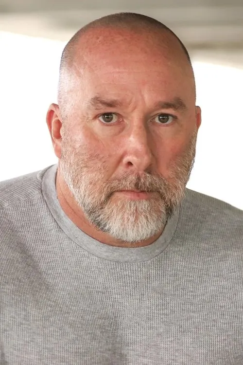 Christopher Fisher interpretando a Bob McKnight