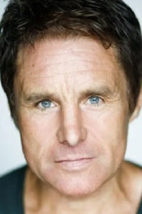 Christopher Guard interpretando a John