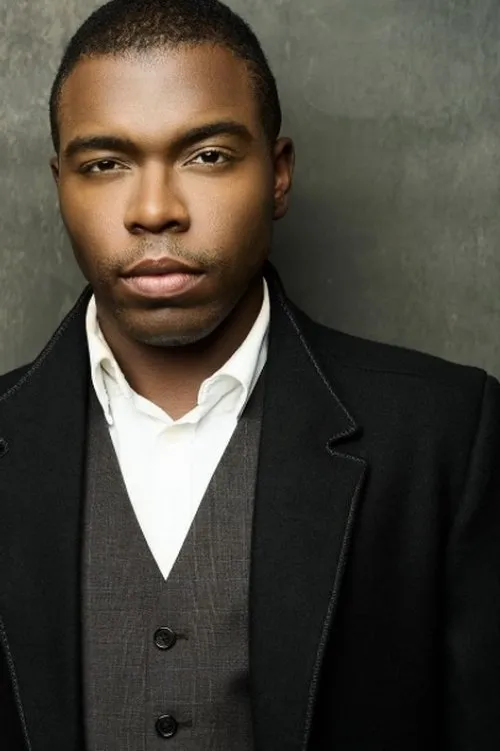 Christopher Kelly interpretando a Greg