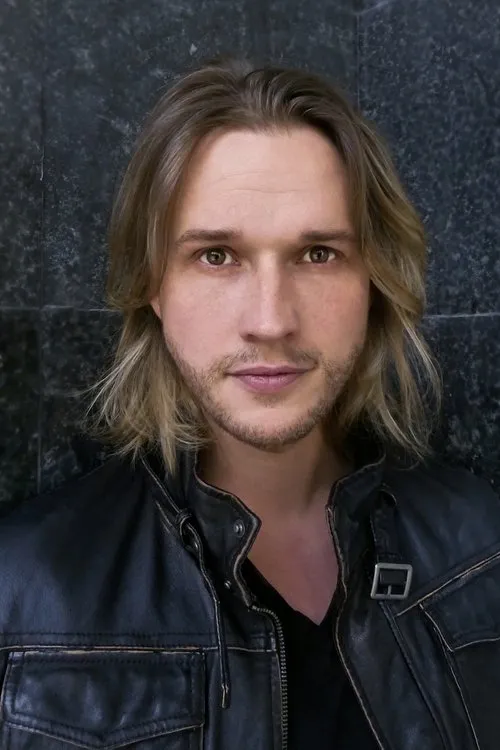 Christopher Kohn interpretando a Jose Cullen