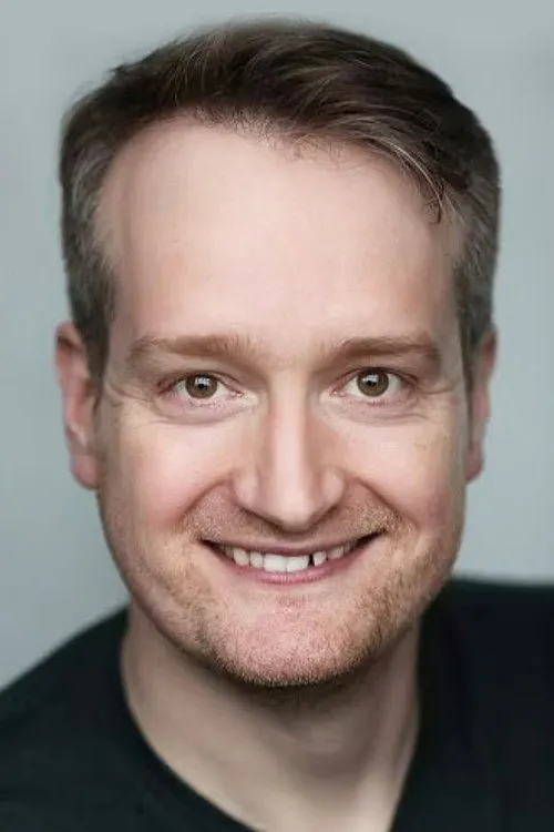 Christopher Laishley interpretando a Newscaster
