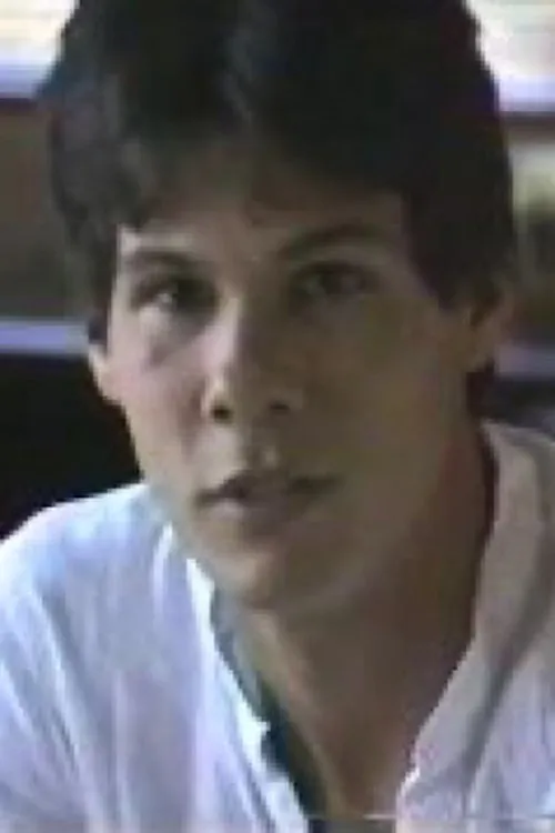 Christopher Mann interpretando a Credited as Richard Flares on Cover