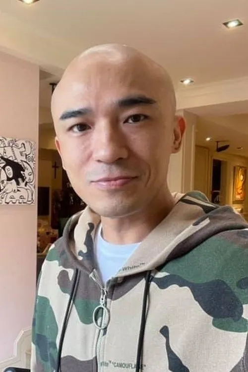 Christopher Ni interpretando a Monkey