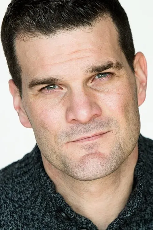 Christopher R Ellis interpretando a Officer Talbot