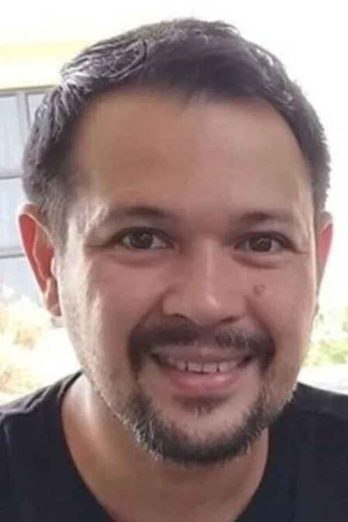 Christopher Roxas interpretando a Noli