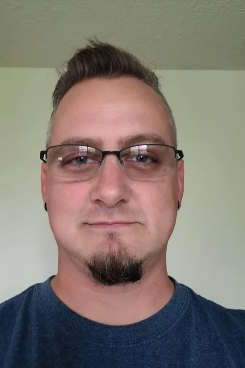 Christopher Shane Lowry interpretando a Pastor Harry