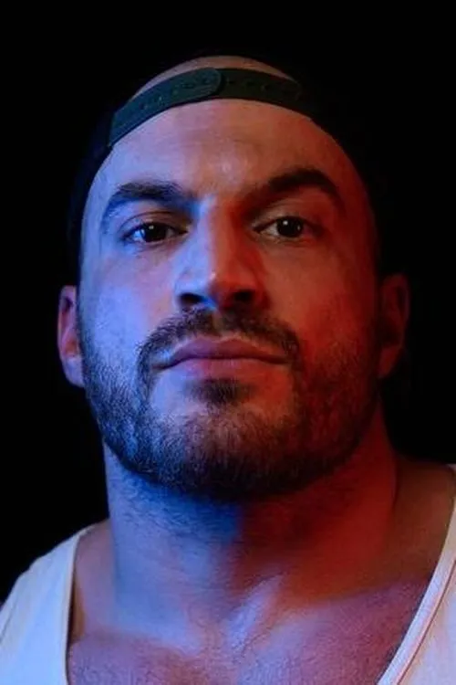 Christopher Torre interpretando a Chris Dickinson