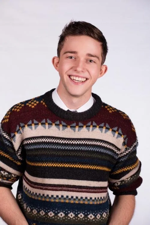 Christopher van der Westhuizen interpretando a Amos