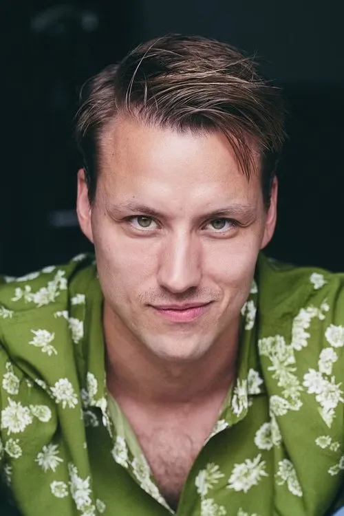 Christopher Vantis interpretando a Dr. Johannes Vogt