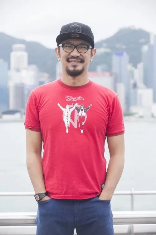 Chu Pak-Him interpretando a 