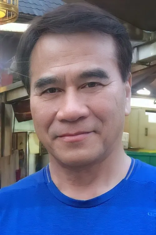 Chu Tit-Wo interpretando a Hung Chen-Tien