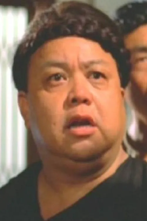 Chu Yau-Ko interpretando a Detective B