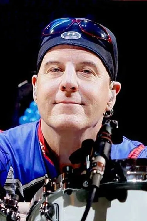 Chuck Burgi interpretando a Drums