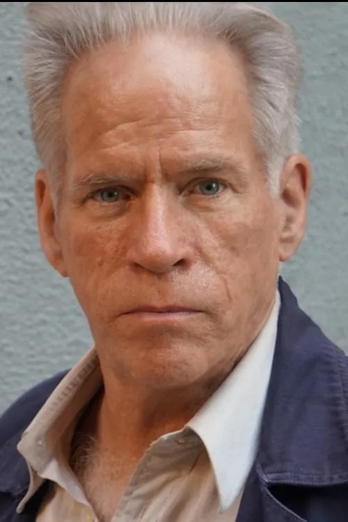 Chuck McMahon interpretando a Dr. Boskovic