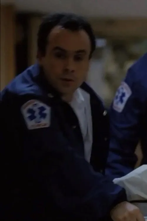 Chuck McQuary interpretando a Chuck