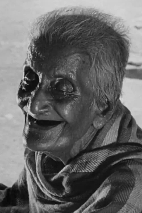 Chunibala Devi interpretando a Indir Thakrun