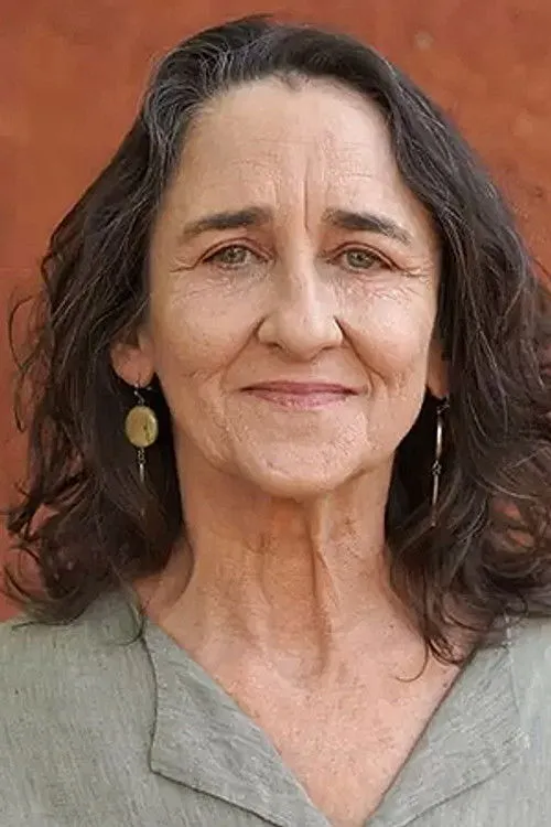 Cida Mendes interpretando a Marieta