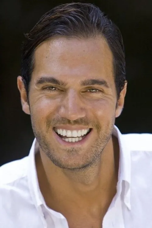 Cihan Toraman interpretando a Riza