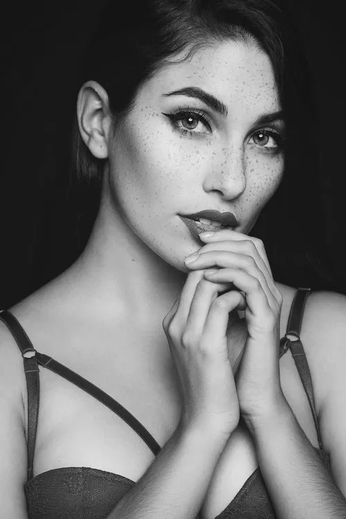 Cintia García interpretando a 