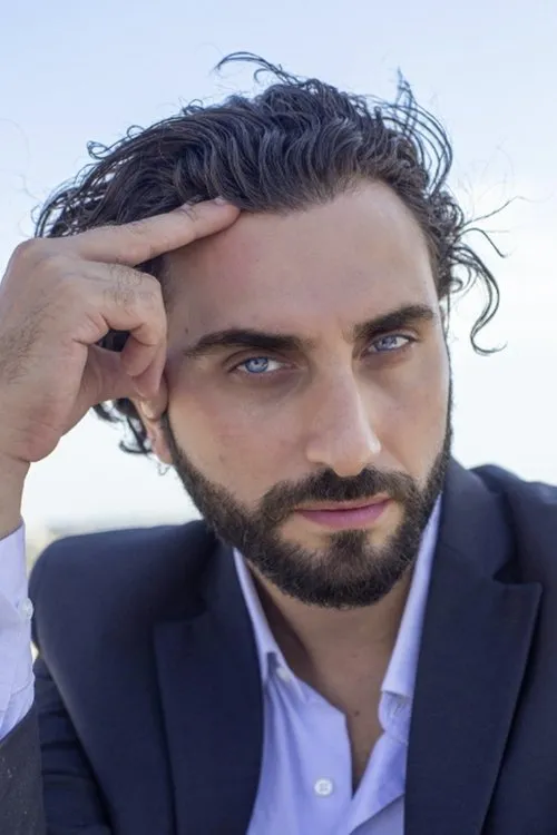 Ciro Buono interpretando a Scarecrow