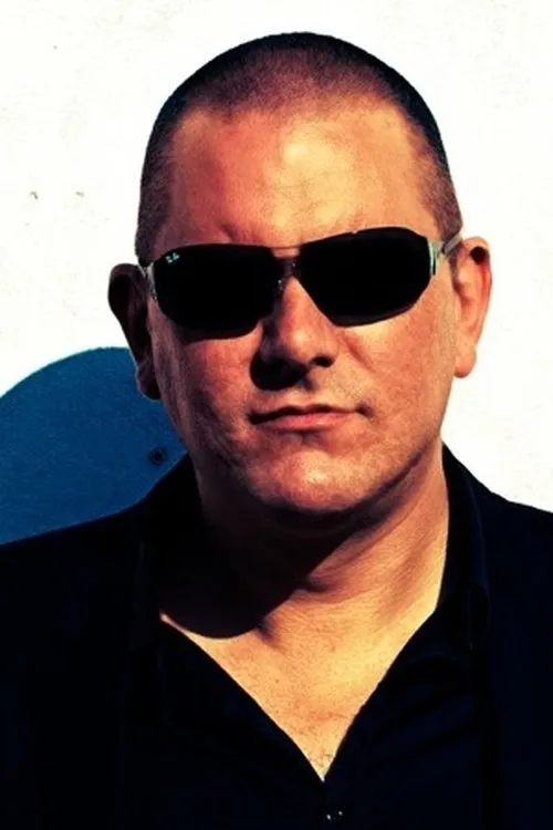 CJ Bolland interpretando a Himself