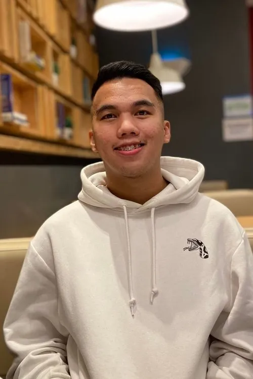 CJ Parame interpretando a Benedict