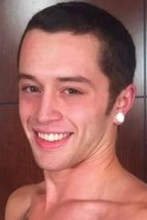 CK Steele interpretando a 