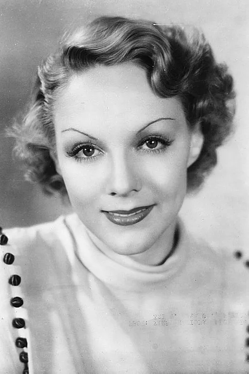 Claire Dodd interpretando a Mrs. Carol Wayne