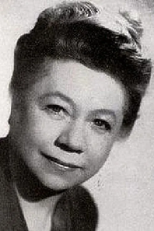 Claire Gérard interpretando a Ms Bibost