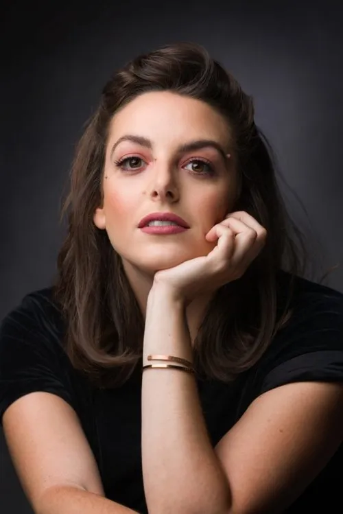 Claire Kaplan interpretando a Jill