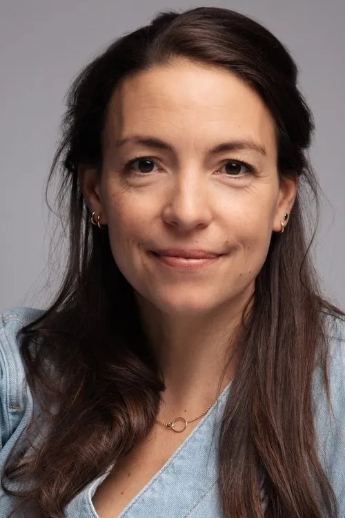 Claire Schuyffel interpretando a Beacon Announcer