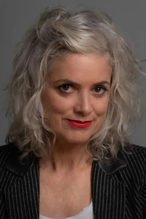 Claire Waldron interpretando a Philippa